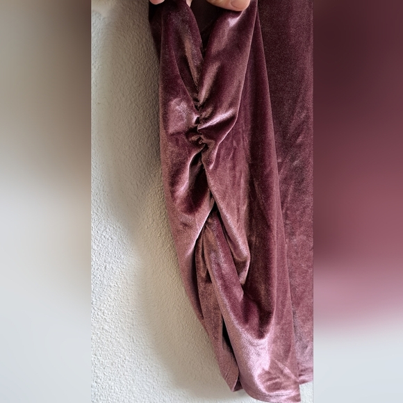 Elegant Purple Ruched Velvet Sleeveless Top - Picture 5 of 9